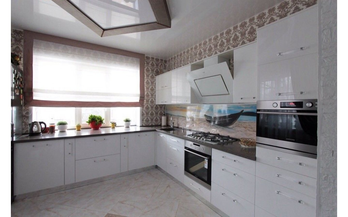 Кухня дизайн угловая в современном стиле с окном в частном доме
